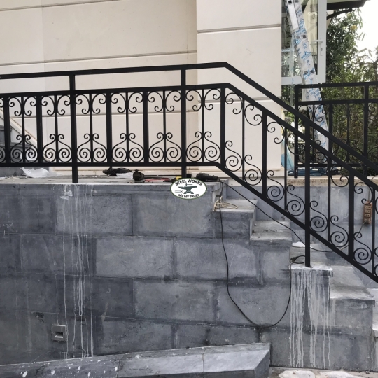 Lan can, vách ngăn inox màu... Villa khu Sala Q2