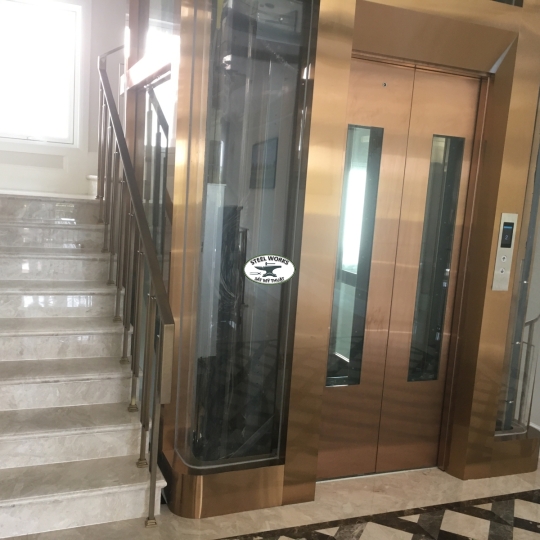 Lan can, vách ngăn inox màu... Villa khu Sala Q2