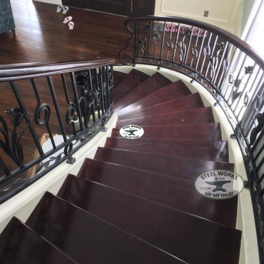 Cầu Thang Cong Rèn Thủ Công - Curved Wrought Iron Staircase Railing