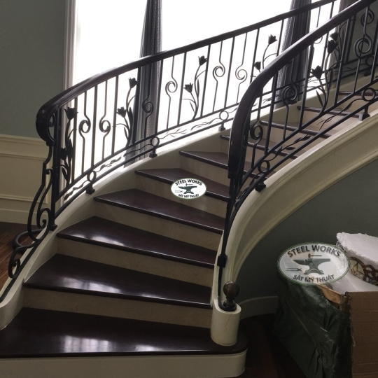 Cầu Thang Cong Rèn Thủ Công - Curved Wrought Iron Staircase Railing