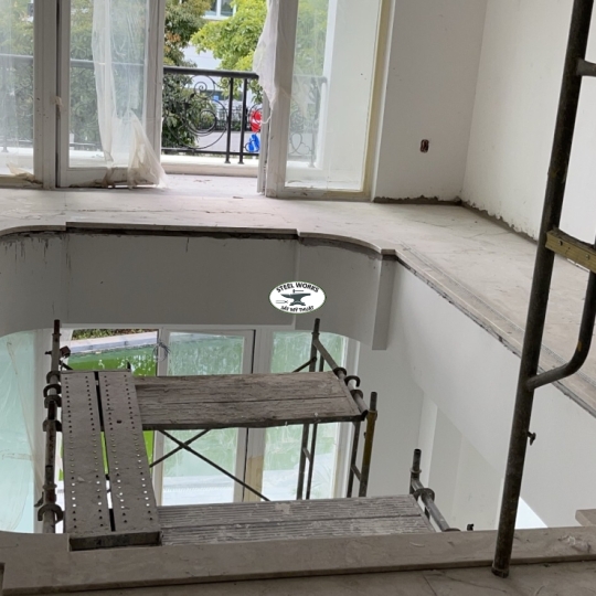 Lan can, vách ngăn inox màu... Villa khu Sala Q2