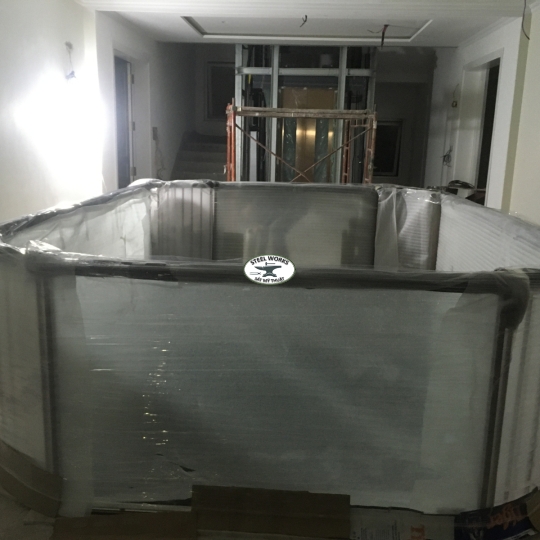 Lan can, vách ngăn inox màu... Villa khu Sala Q2