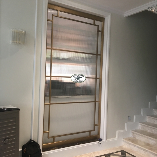 Lan can, vách ngăn inox màu... Villa khu Sala Q2